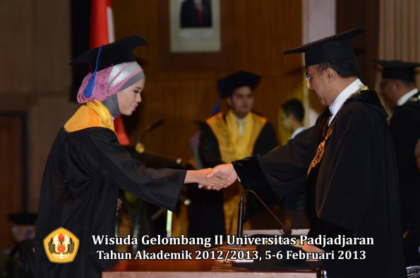 wisuda-unpad-gel-ii-ta-2012_2013-fakultas-ilmu-sosial-dan-ilmu-politik-oleh-rektor-186