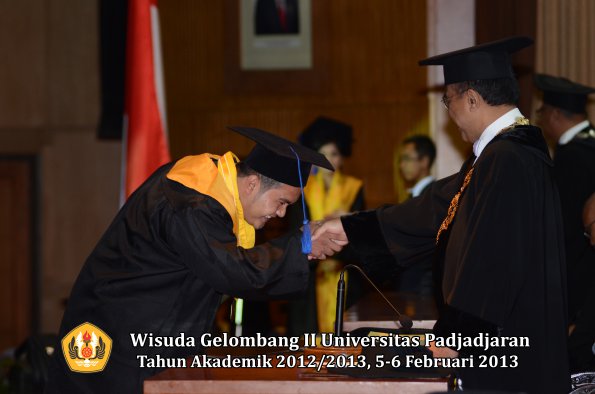 wisuda-unpad-gel-ii-ta-2012_2013-fakultas-ilmu-sosial-dan-ilmu-politik-oleh-rektor-187