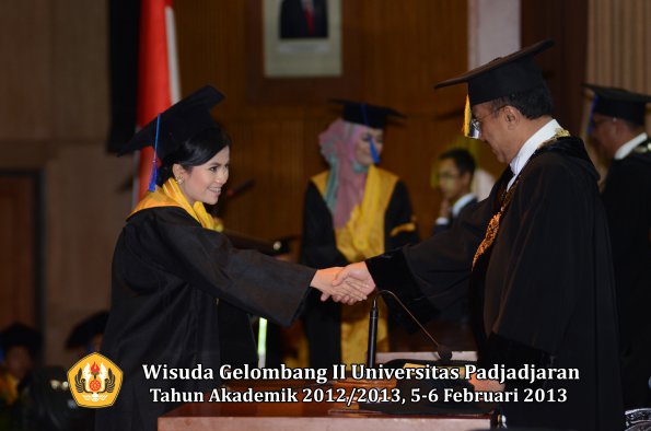 wisuda-unpad-gel-ii-ta-2012_2013-fakultas-ilmu-sosial-dan-ilmu-politik-oleh-rektor-188