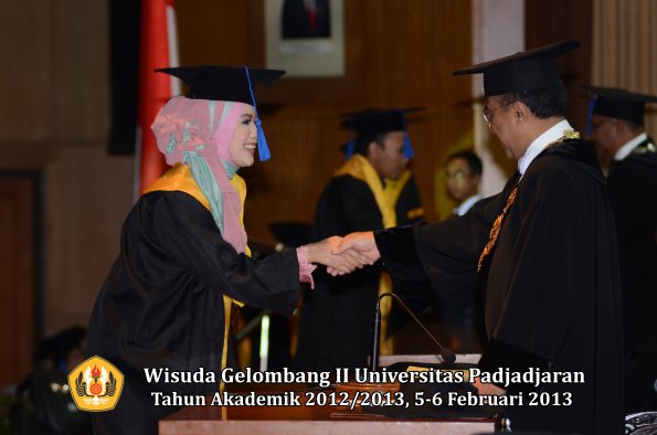 wisuda-unpad-gel-ii-ta-2012_2013-fakultas-ilmu-sosial-dan-ilmu-politik-oleh-rektor-189