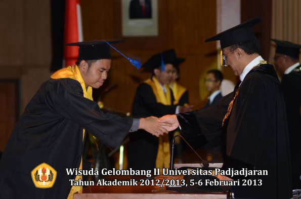 wisuda-unpad-gel-ii-ta-2012_2013-fakultas-ilmu-sosial-dan-ilmu-politik-oleh-rektor-194