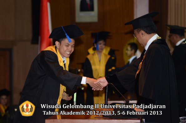 wisuda-unpad-gel-ii-ta-2012_2013-fakultas-ilmu-sosial-dan-ilmu-politik-oleh-rektor-195