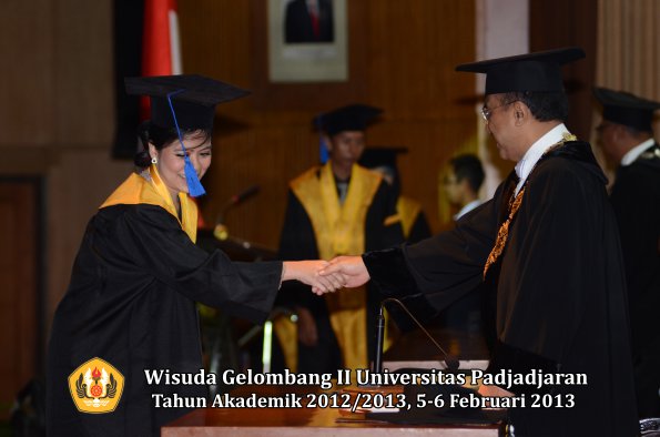 wisuda-unpad-gel-ii-ta-2012_2013-fakultas-ilmu-sosial-dan-ilmu-politik-oleh-rektor-196