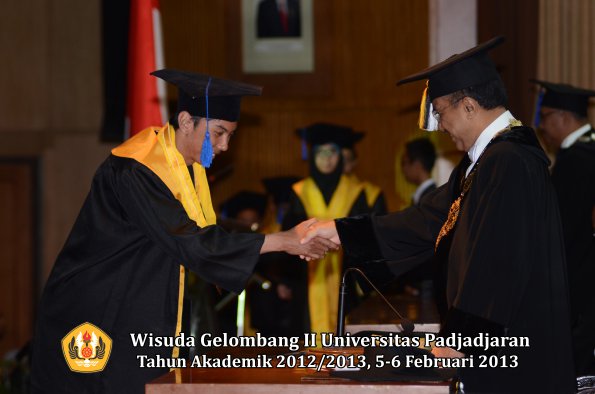 wisuda-unpad-gel-ii-ta-2012_2013-fakultas-ilmu-sosial-dan-ilmu-politik-oleh-rektor-197