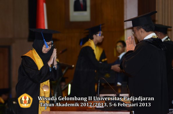 wisuda-unpad-gel-ii-ta-2012_2013-fakultas-ilmu-sosial-dan-ilmu-politik-oleh-rektor-198