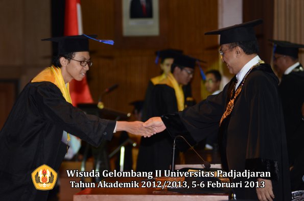 wisuda-unpad-gel-ii-ta-2012_2013-fakultas-ilmu-sosial-dan-ilmu-politik-oleh-rektor-199