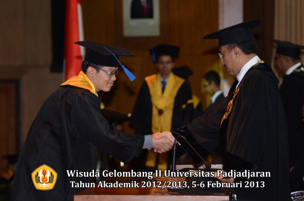 wisuda-unpad-gel-ii-ta-2012_2013-fakultas-ilmu-sosial-dan-ilmu-politik-oleh-rektor-200