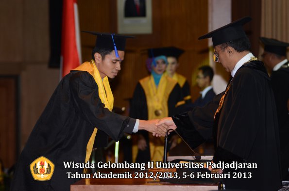 wisuda-unpad-gel-ii-ta-2012_2013-fakultas-ilmu-sosial-dan-ilmu-politik-oleh-rektor-201