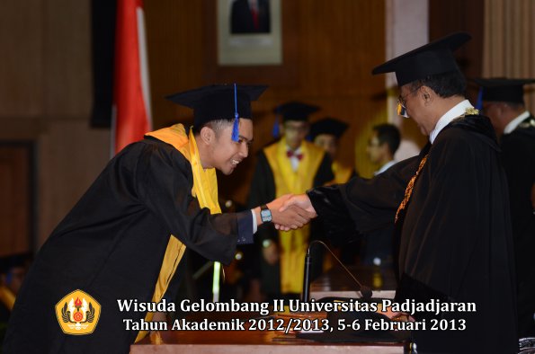 wisuda-unpad-gel-ii-ta-2012_2013-fakultas-ilmu-sosial-dan-ilmu-politik-oleh-rektor-205