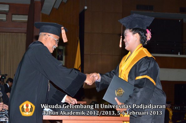 wisuda-unpad-gel-ii-ta-2012_2013-fakultas-peternakan-oleh-dekan-023