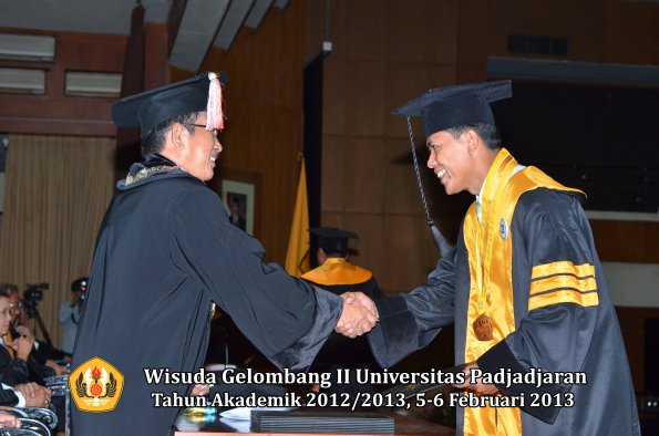 wisuda-unpad-gel-ii-ta-2012_2013-program-pascasarjana-oleh-direktur-pascasarjana-032