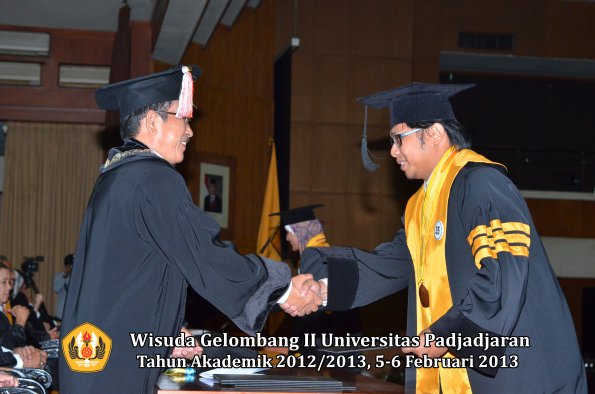 wisuda-unpad-gel-ii-ta-2012_2013-program-pascasarjana-oleh-direktur-pascasarjana-034