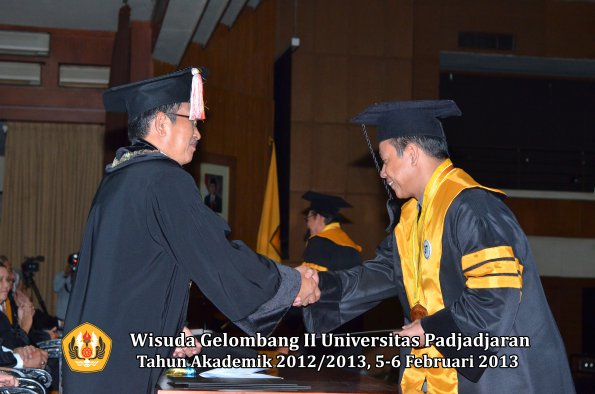 wisuda-unpad-gel-ii-ta-2012_2013-program-pascasarjana-oleh-direktur-pascasarjana-036