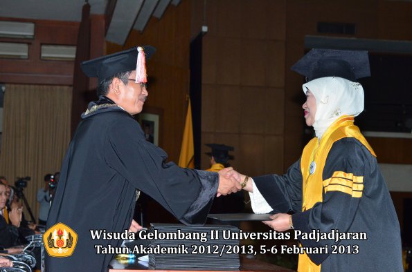 wisuda-unpad-gel-ii-ta-2012_2013-program-pascasarjana-oleh-direktur-pascasarjana-040