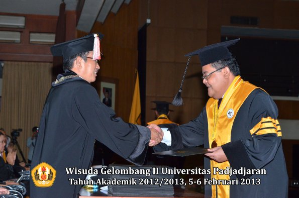 wisuda-unpad-gel-ii-ta-2012_2013-program-pascasarjana-oleh-direktur-pascasarjana-042