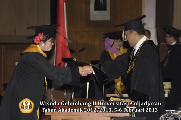 wisuda-unpad-gel-ii-ta-2012_2013-program-pascasarjana-oleh-rektor-025