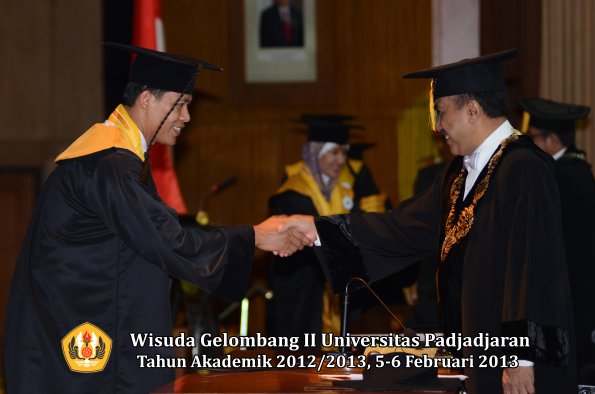 wisuda-unpad-gel-ii-ta-2012_2013-program-pascasarjana-oleh-rektor-030