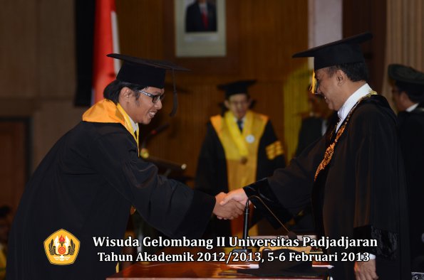 wisuda-unpad-gel-ii-ta-2012_2013-program-pascasarjana-oleh-rektor-032