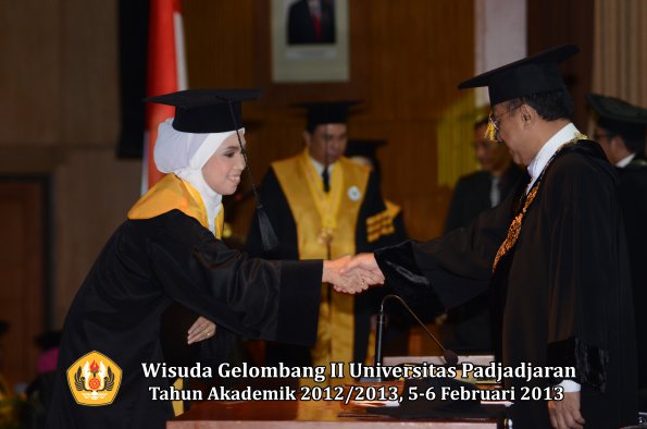 wisuda-unpad-gel-ii-ta-2012_2013-program-pascasarjana-oleh-rektor-044