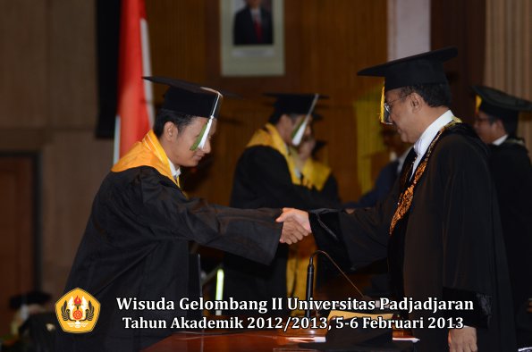 wisuda-unpad-gel-ii-ta-2012_2013-program-pascasarjana-oleh-rektor-070