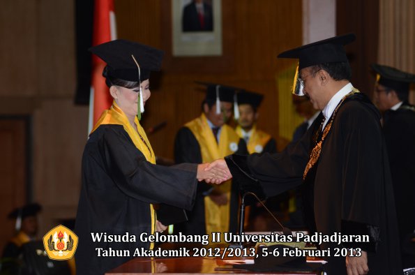 wisuda-unpad-gel-ii-ta-2012_2013-program-pascasarjana-oleh-rektor-072