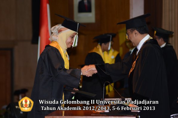 wisuda-unpad-gel-ii-ta-2012_2013-program-pascasarjana-oleh-rektor-083