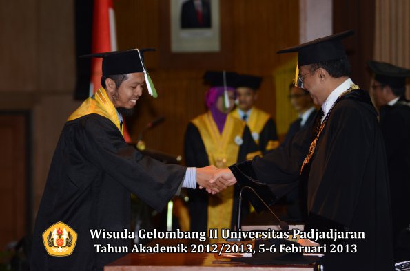 wisuda-unpad-gel-ii-ta-2012_2013-program-pascasarjana-oleh-rektor-087