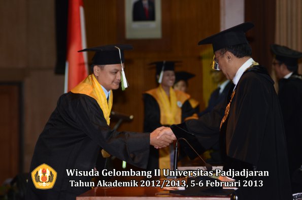 wisuda-unpad-gel-ii-ta-2012_2013-program-pascasarjana-oleh-rektor-089