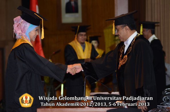 wisuda-unpad-gel-ii-ta-2012_2013-fakultas-ekonomi-dan-bisnis-oleh-rektor-011