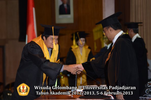 wisuda-unpad-gel-ii-ta-2012_2013-fakultas-ekonomi-dan-bisnis-oleh-rektor-012