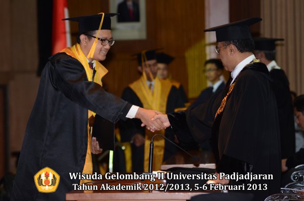 wisuda-unpad-gel-ii-ta-2012_2013-fakultas-ekonomi-dan-bisnis-oleh-rektor-020