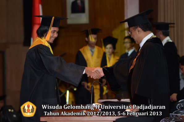 wisuda-unpad-gel-ii-ta-2012_2013-fakultas-ekonomi-dan-bisnis-oleh-rektor-026
