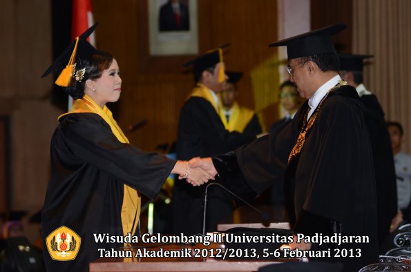 wisuda-unpad-gel-ii-ta-2012_2013-fakultas-ekonomi-dan-bisnis-oleh-rektor-028