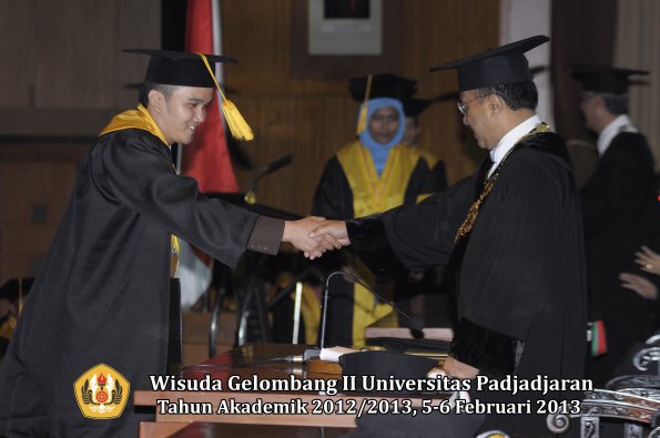 wisuda-unpad-gel-ii-ta-2012_2013-fakultas-ekonomi-dan-bisnis-oleh-rektor-031