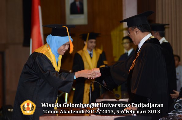 wisuda-unpad-gel-ii-ta-2012_2013-fakultas-ekonomi-dan-bisnis-oleh-rektor-032