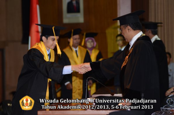 wisuda-unpad-gel-ii-ta-2012_2013-fakultas-ekonomi-dan-bisnis-oleh-rektor-033