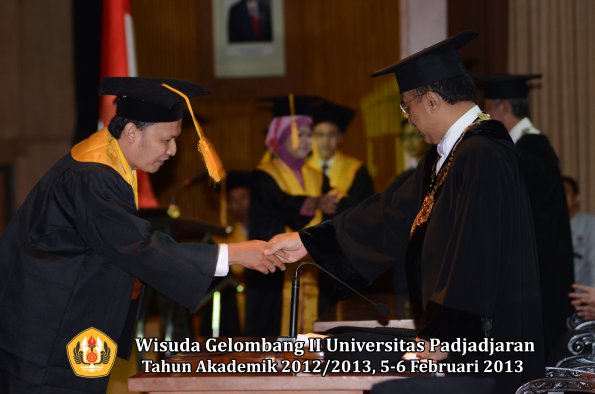 wisuda-unpad-gel-ii-ta-2012_2013-fakultas-ekonomi-dan-bisnis-oleh-rektor-034