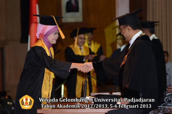 wisuda-unpad-gel-ii-ta-2012_2013-fakultas-ekonomi-dan-bisnis-oleh-rektor-035