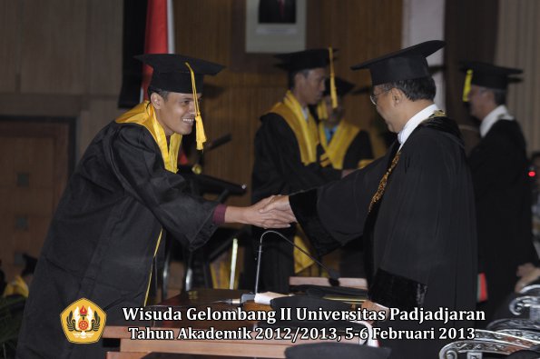 wisuda-unpad-gel-ii-ta-2012_2013-fakultas-ekonomi-dan-bisnis-oleh-rektor-037