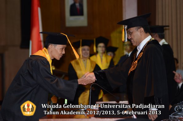 wisuda-unpad-gel-ii-ta-2012_2013-fakultas-ekonomi-dan-bisnis-oleh-rektor-040