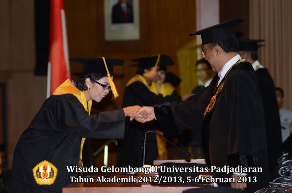 wisuda-unpad-gel-ii-ta-2012_2013-fakultas-ekonomi-dan-bisnis-oleh-rektor-042