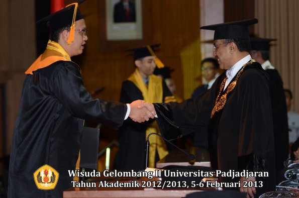 wisuda-unpad-gel-ii-ta-2012_2013-fakultas-ekonomi-dan-bisnis-oleh-rektor-049