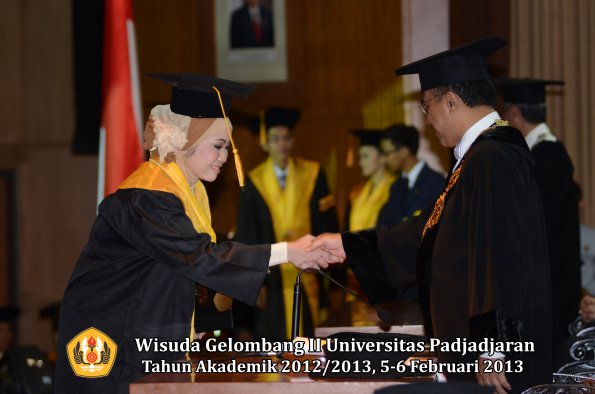 wisuda-unpad-gel-ii-ta-2012_2013-fakultas-ekonomi-dan-bisnis-oleh-rektor-052