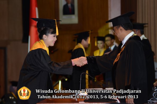 wisuda-unpad-gel-ii-ta-2012_2013-fakultas-ekonomi-dan-bisnis-oleh-rektor-055