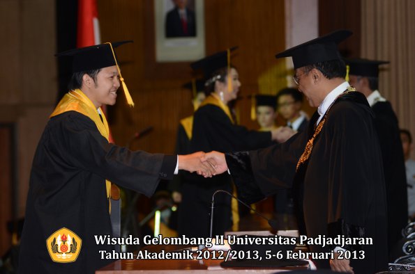 wisuda-unpad-gel-ii-ta-2012_2013-fakultas-ekonomi-dan-bisnis-oleh-rektor-058