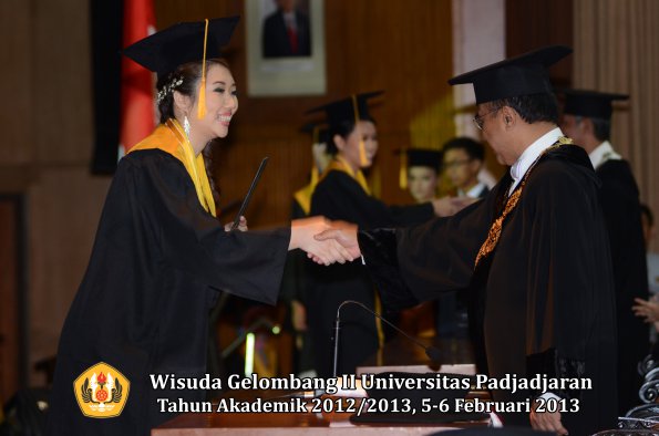 wisuda-unpad-gel-ii-ta-2012_2013-fakultas-ekonomi-dan-bisnis-oleh-rektor-059