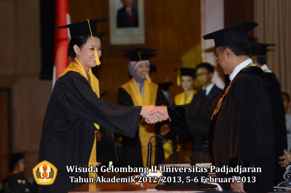 wisuda-unpad-gel-ii-ta-2012_2013-fakultas-ekonomi-dan-bisnis-oleh-rektor-060