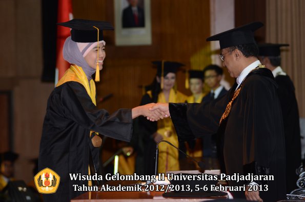 wisuda-unpad-gel-ii-ta-2012_2013-fakultas-ekonomi-dan-bisnis-oleh-rektor-061
