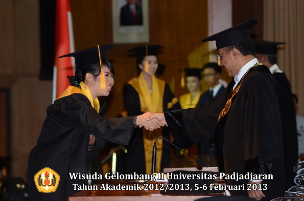 wisuda-unpad-gel-ii-ta-2012_2013-fakultas-ekonomi-dan-bisnis-oleh-rektor-066