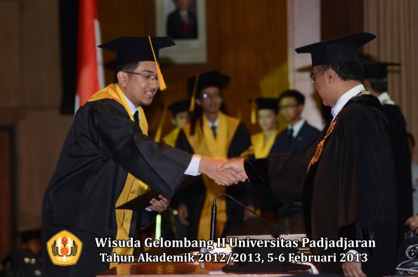 wisuda-unpad-gel-ii-ta-2012_2013-fakultas-ekonomi-dan-bisnis-oleh-rektor-068